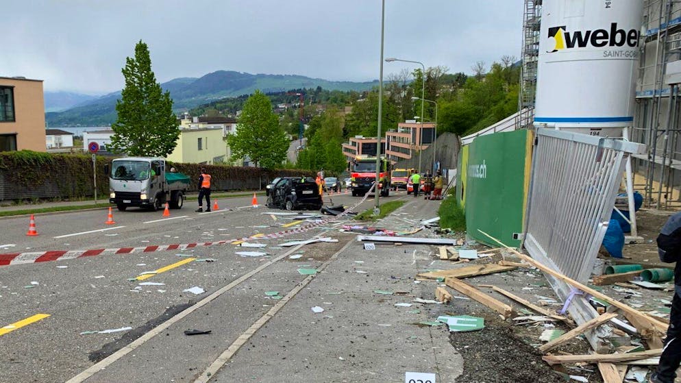 Bei einem Verkehrsunfall in Wädenswil ZH ist ein 50-jähriger Autofahrer schwer verletzt worden.