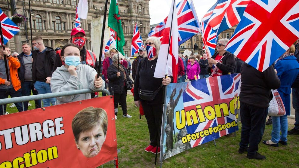 epa09171746 Unionist counter-protesters protest against a pro-independence rally held by independence pressure group All Under One Banner (AUOB) in George Square, Glasgow, Scotland, 01 May 2021. The group rallies for another referendum on Scottish independence ahead of the 06 May Scotland parliamentary elections. EPA/STRINGER