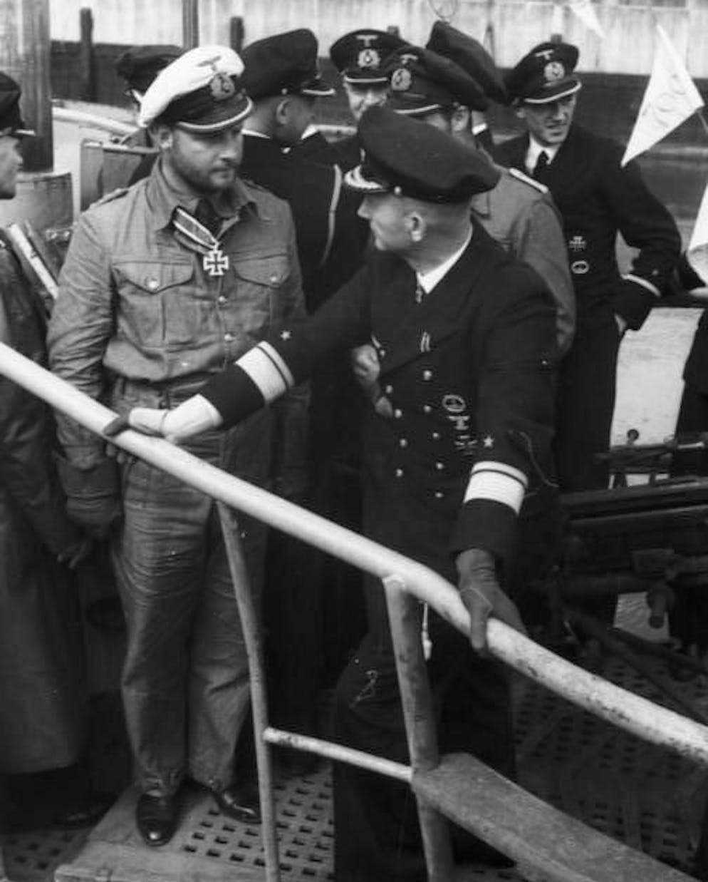 Unterseeboot von erfolgreicher Feindfahrt zurück.
Ein deutsches Unterseeboot versenkte unter Führung von Kapitänleutnant Lemp auf einer Feindfahrt 47 000 BRT.
Kapitänleutnant Lemp berichtet dem Befehlshaber der Unterseeboote, Vizeadmiral Dönitz über seine erfolgreiche Feindfahrt.