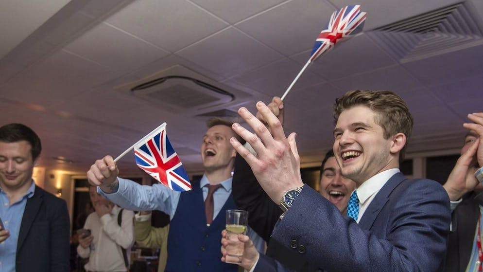 epa05386810 People react to a vote count results screen at an 'Leave.EU Referendum Party' in London, Britain, 23 June 2016. Britons await the results on whether they remain in, or leave the European Union (EU) after a referendum on 23 June. EPA/HANNAH MCKAY