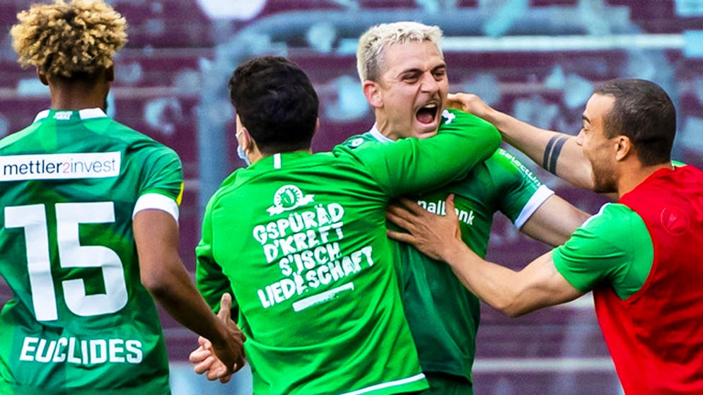 Basil Stillhart jubelt mit seinen Teamkollegen über den Cupfinal-Einzug.