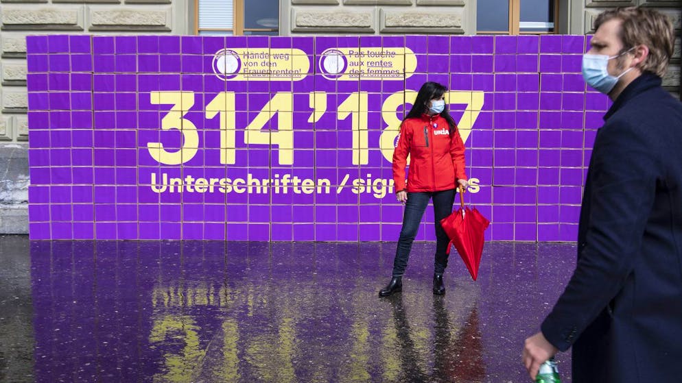 Die Gewerkschaft Unia reichte im März über 300'000 Unterschriften gegen die Erhöhung des Frauenrentenalters ein.