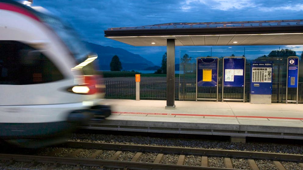 Eine S-Bahn bei der Station Zug Chollermüli: Die Frequenzen des öffentlichen Verkehrs im Kanton Zug sind 2020 wegen Corona eingebrochen. (Archivaufnahme)