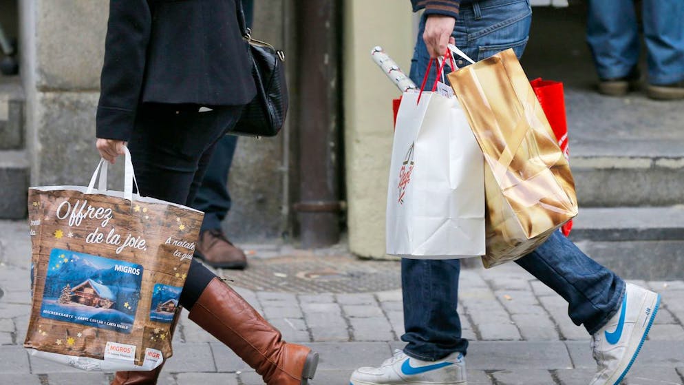 Passanten mit Einkaufstaschen: Die Berner Innenstadt soll auch in Zukunft ein attraktiver Ort fürs Shopping bleiben. Die Stadt und das Gewerbe haben Massnahmen erarbeitet.