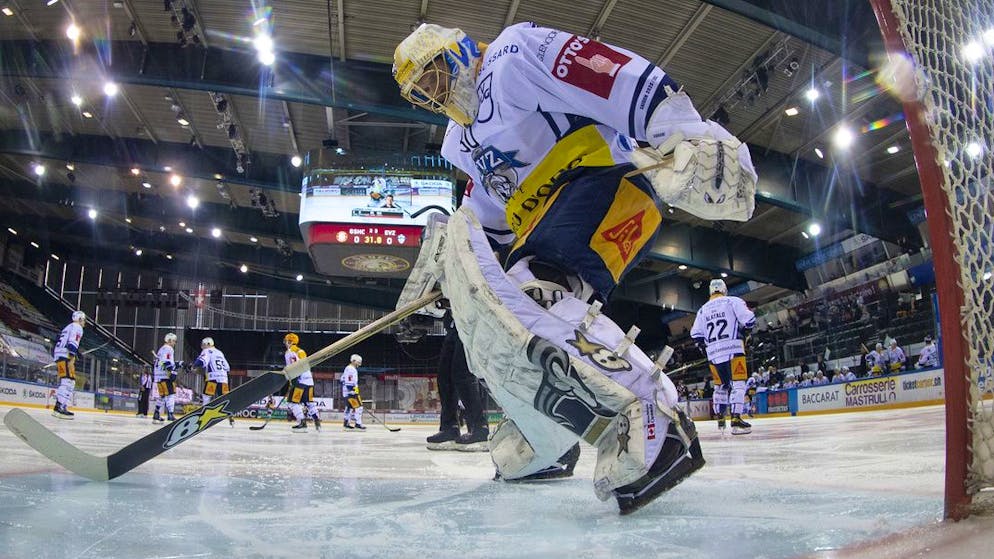 Bringt die Erfahrung von fünf Meistertiteln mit: Goalie Leonardo Genoni wird sich durch die Aussichten auf einen weiteren Titelgewinn kaum nervös machen lassen.