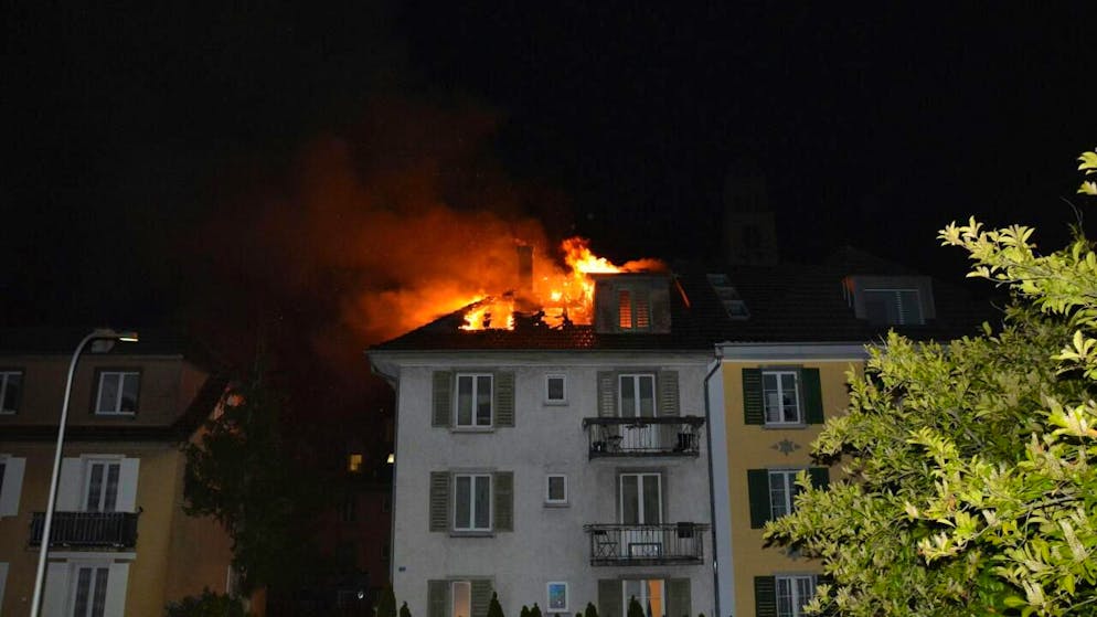 Einen Sachschaden von mehreren 100'000 Franken ist beim Brand in einem Mehrfamilienhaus in Olten SO entstanden. Die Liegenschaft ist nicht mehr bewohnbar.