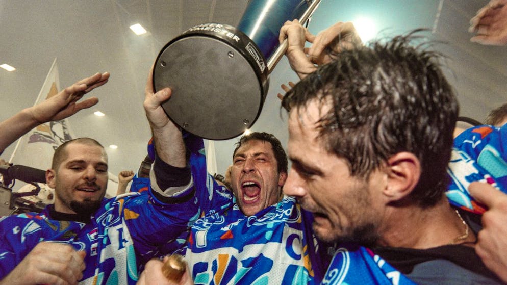 Der Meisterpokal war noch blau statt gelb und die Trikots sehr bunt: der EV Zug bei seinem ersten und bislang einzigen Titelgewinn am 11. April 1998, nach dem Sieg im Final gegen den HC Davos.