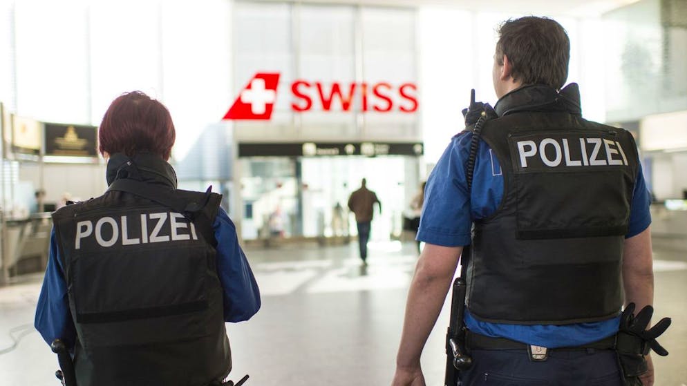 Am Flughafen Zürich kontrolliert die Kantonspolizei nur in Stichproben, ob die Einreisenden über einen negativen PCR-Test verfügen.