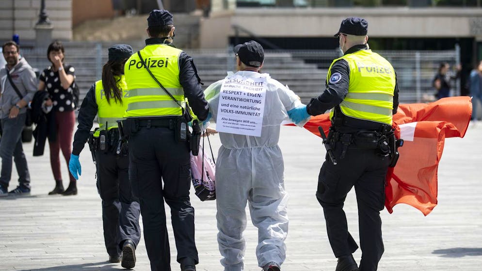 Die Polizei führt einen Demonstranten vom Sechseläutenplatz in Zürich, im Mai 2020. (Symbolbild)