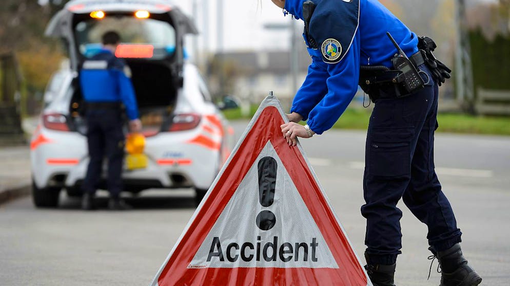 Eine Waadtländer Polizistin stellt 2015 ein Warndreieck auf. (Archivbild)