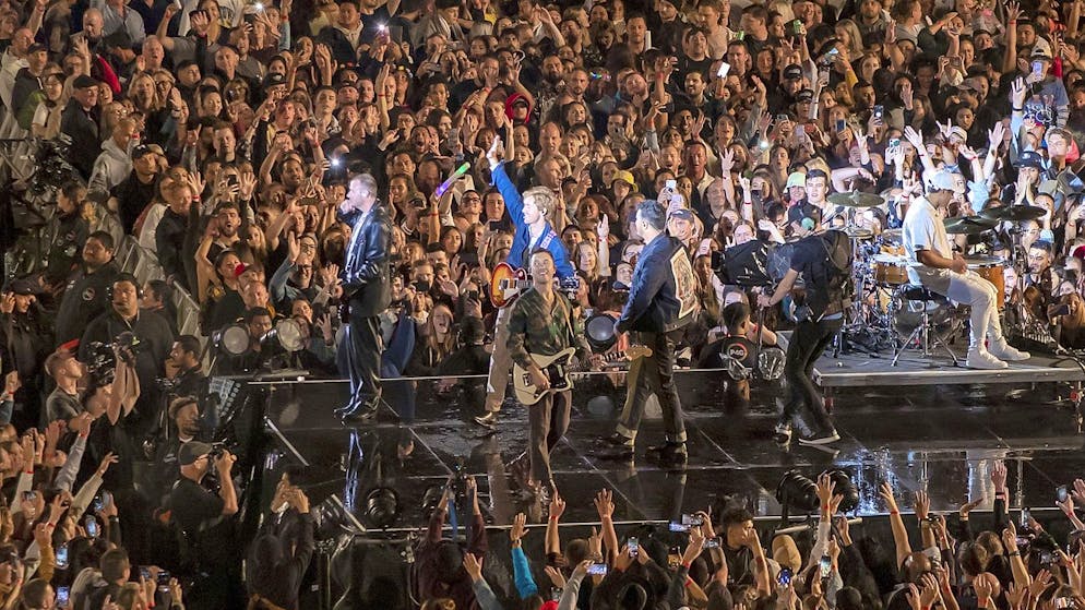 Ein ganz normales Konzert: Die neuseeländische Rockband Six60 spielt im Eden Park in Auckland vor vollen Rängen.