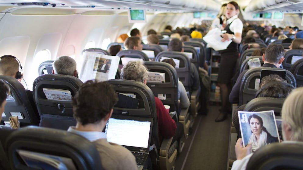 Weil die Flugzeuge bei der Swiss bei weitem nicht mehr so voll sind wie vor der Coronakrise, muss die Airline rigoros sparen. Unter anderen werden bis zu 780 Mitarbeitende entlassen. (Symbolbild)