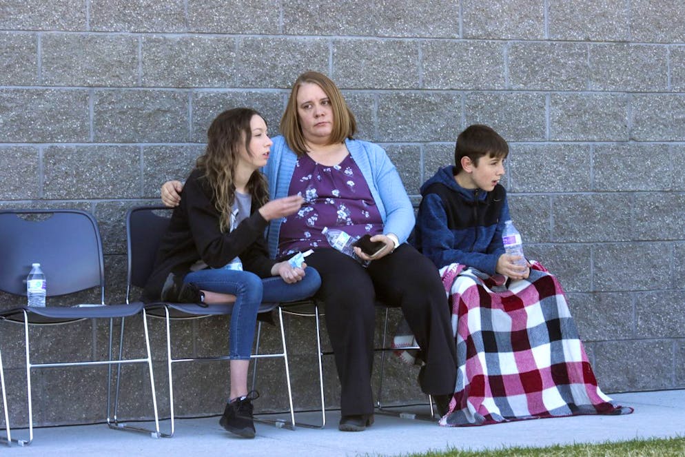 Schock: Eine Frau sitzt mit ihren Kindern am 6. Mai in der Nähe der Rigby Middle School.
