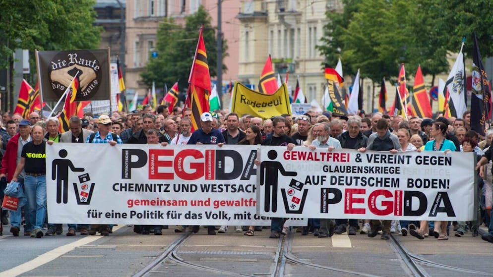 ARCHIV - Teilnehmer einer Kundgebung der islamfeindlichen Pegida-Bewegung gehen über den Albertplatz. Foto: Sebastian Kahnert/dpa-Zentralbild/dpa