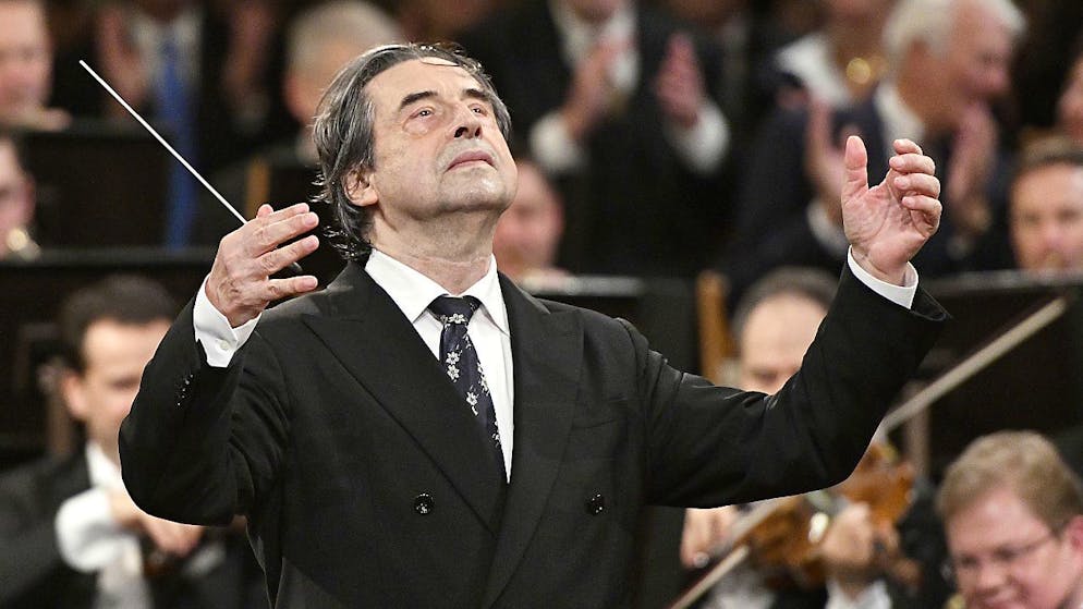 ARCHIV - Riccardo Muti, italienischer Dirigent, leitet das Neujahrskonzert 2018 der Wiener Philharmoniker. Foto: Hans Punz/APA/dpa