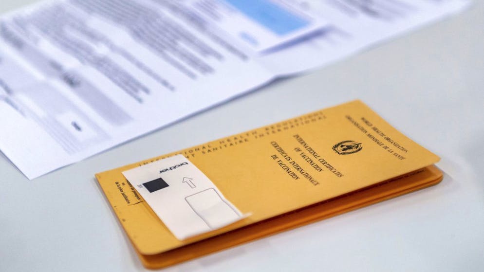 Bisher werden die Covid-Impfungen in der Schweiz meist in einem solchen Impfbüchlein erfasst. Ab Ende Juni kommt nun ein fälschungssicheres Covid-Zertifikat, das der Bund selber entwickeln will.