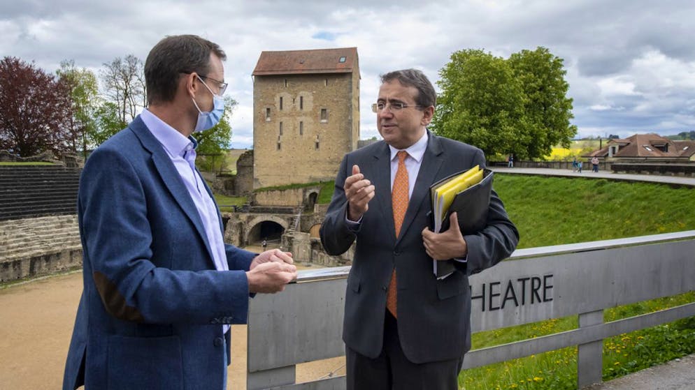 Denis Genequand (l.), Direktor der historischen Stätte Avenches, im Gespräch mit dem Waadtländer Staatsrat Pascal Broulis (r.).