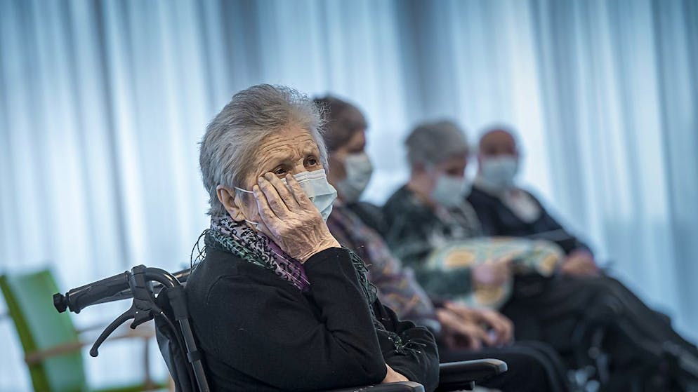 Tempi passati in Bündner Altersheimen: Die Bewohnerinnen und Bewohner müssen keine Masken mehr tragen. (Symbolbild)