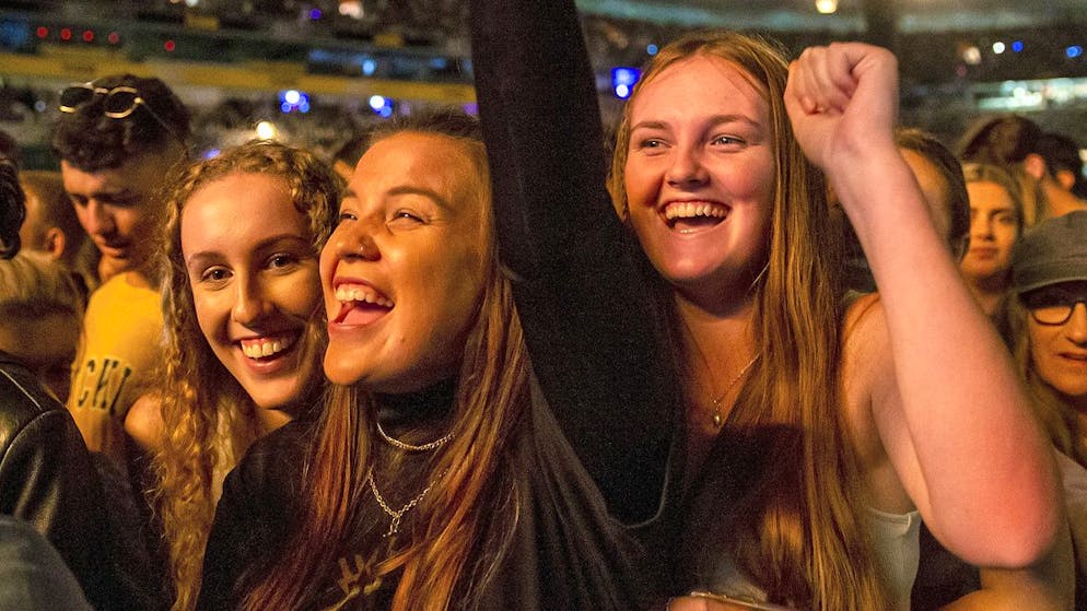 Fans der Band Six60 feiern deren Autritt am 24. April im Eden Park in Auckland.