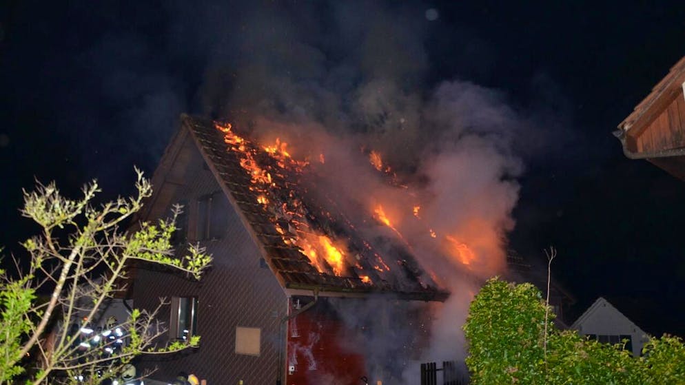 Beim Eintreffen der Feuerwehr hatte sich das Feuer bereits grossflächig im Haus ausgebreitet.