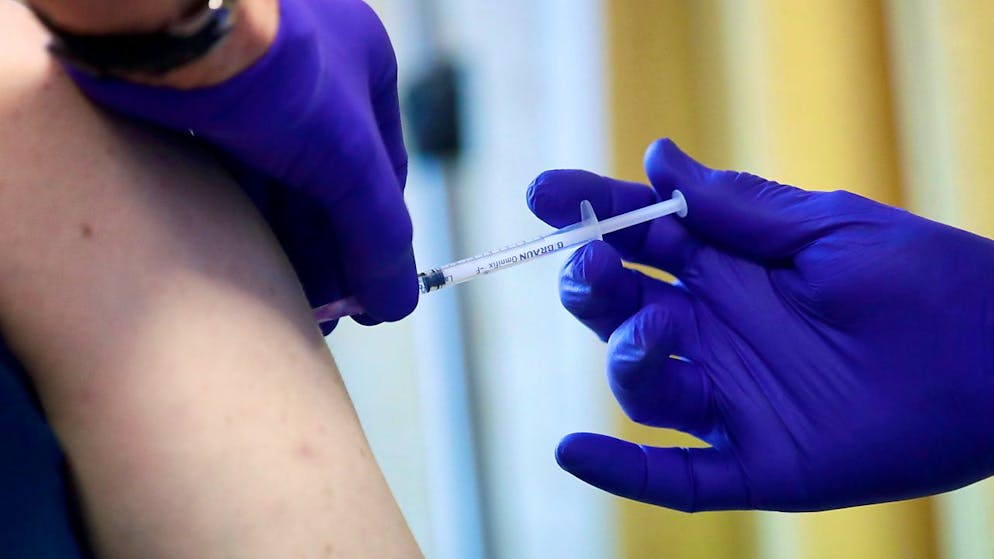 Wie zu erwarten, präsentieren sich die Nebenwirkungen nach einer Impfung gegen das Coronavirus durch ein Vakzin von Biontech/Pfizer oder Moderna. Das ist das Ergebnis einer Auswertung durch Swissmedic.
