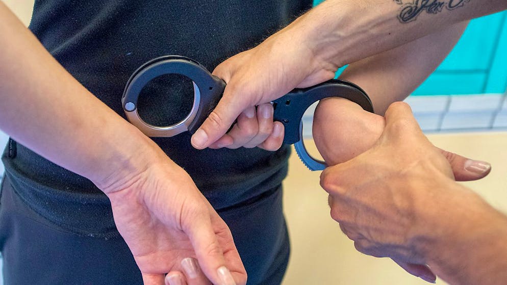 Ein 18-jähriger Schweizer muss sich wegen Gewalt und Drohung gegen Beamte verantworten, weil er in Winterthur einen Polizisten angespuckt hat. (Symbolbild)