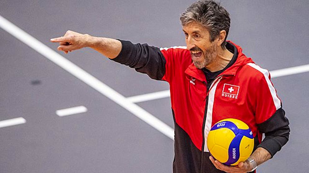 Mario Motta, Coach der Schweizer Volleyballer, gibt seinen Spielern Anweisungen.