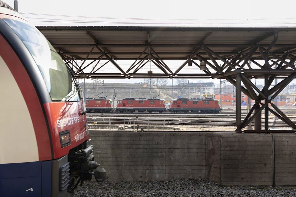 Re 420 (formerly Re 4/4) locomotives by the Swiss Federal Railways stand at the train station Hardbruecke in Zurich, Switzerland, on March 20, 2018. (KEYSTONE/Gaetan Bally)
SBB-Lokomotiven des Typs Re 420 (frueher Re 4/4) stehen am Bahnhof Hardbruecke in Zuerich am 20. Maerz 2018. (KEYSTONE/Gaetan Bally)