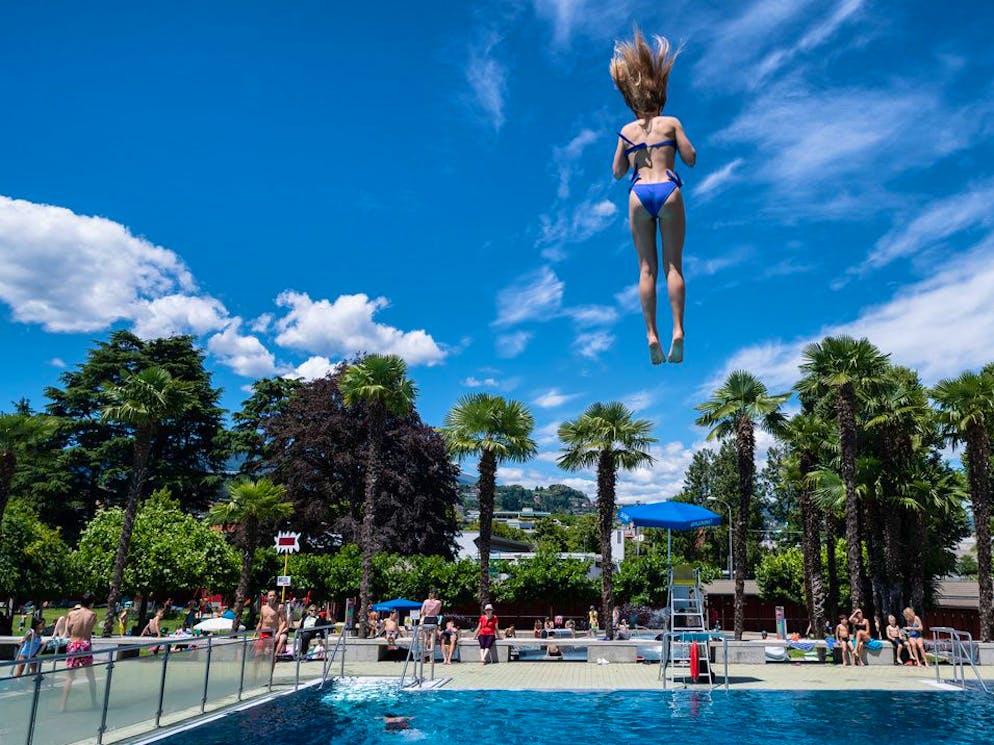 Am Wochenende sind Temperaturen bis zu 27 Grad angesagt: Da lohnt sich ein Sprung ins kalte Wasser.