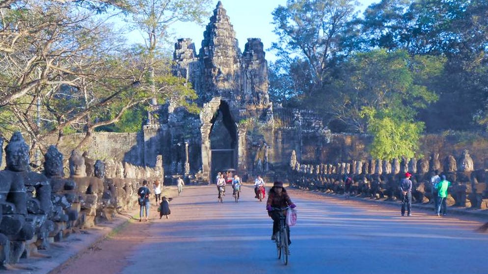 Zufahrtstrasse zum Tempelkomplex Bayon in der ehemaligen Hauptstadt des Khmer-Reiches, Angkor Thom.
