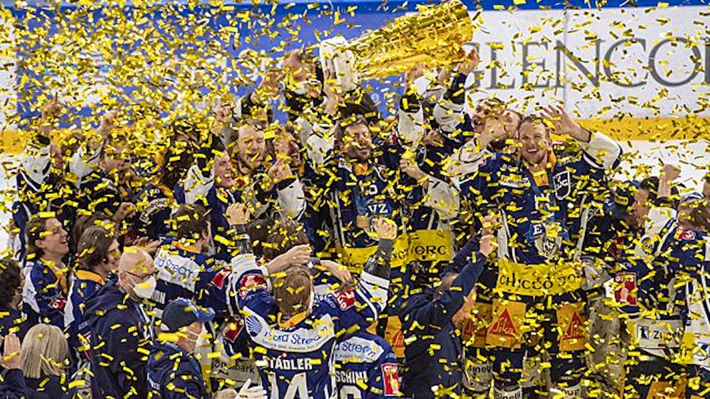 Endlich dürfen die Spieler des EVZ den Pokal in die Höhe stemmen.