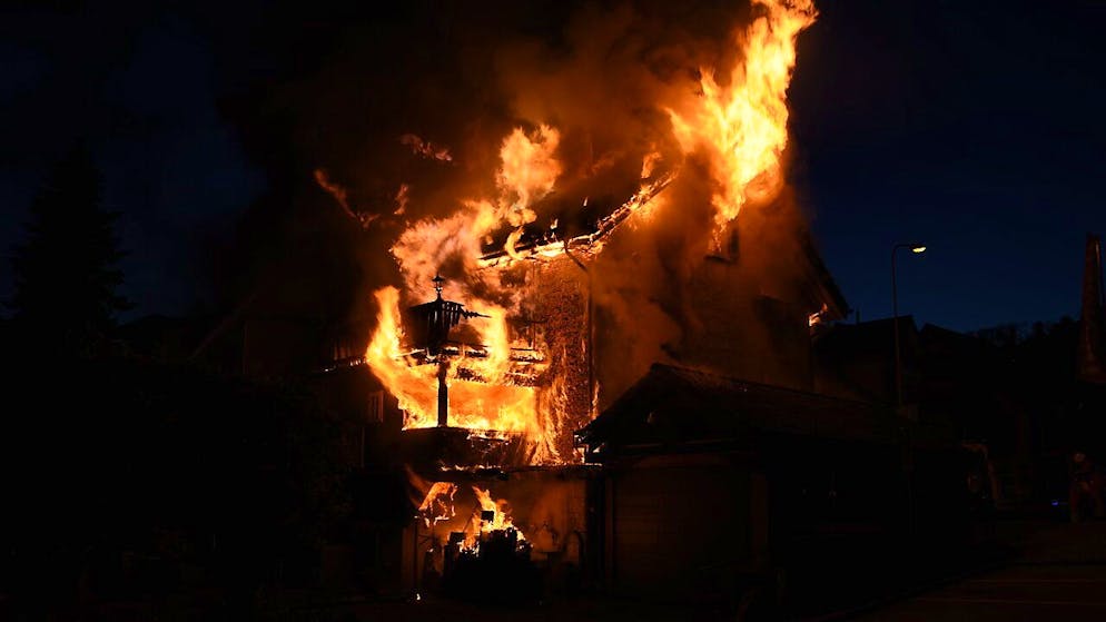 In Eschenbach SG ist am Samstagabend ein Doppel-Einfamilienhaus bis auf die Grundmauern niedergebrannt.