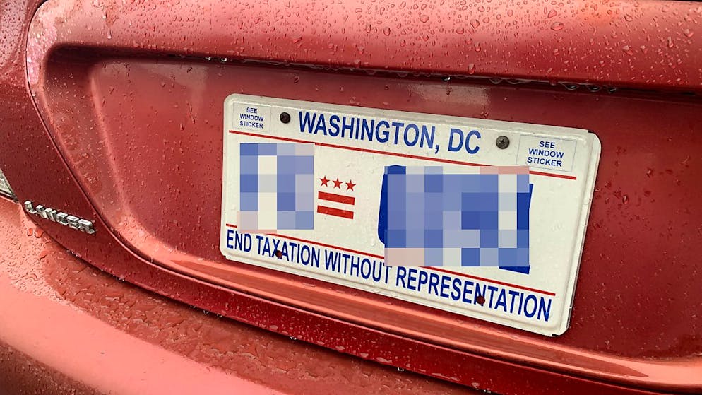 Sogar die Autokennzeichen sind in der US-Hauptstadt Washington ein Zeichen des Protests: «End Taxation without Representation» (in etwa: Schluss mit Besteuerung ohne Vertretung) stanzen die Behörden in Großbuchstaben auf die Nummernschilder. Foto: Can Merey/dpa