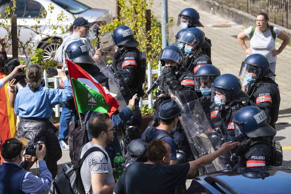 Polizisten sichern die Stadt vor den Corona-Skeptikern bei einer nicht bewilligten Demonstrationsumzug gegen die Corona-Massnahmen und Maskenpflicht durch Aarau, aufgenommen am Samstag, 8. Mai 2021. (KEYSTONE/Ennio Leanza)