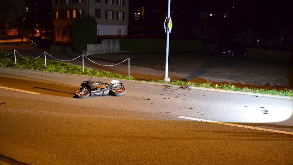 Der Lenker brach sich den Oberschenkel und am Motorrad entstand Totalschaden.