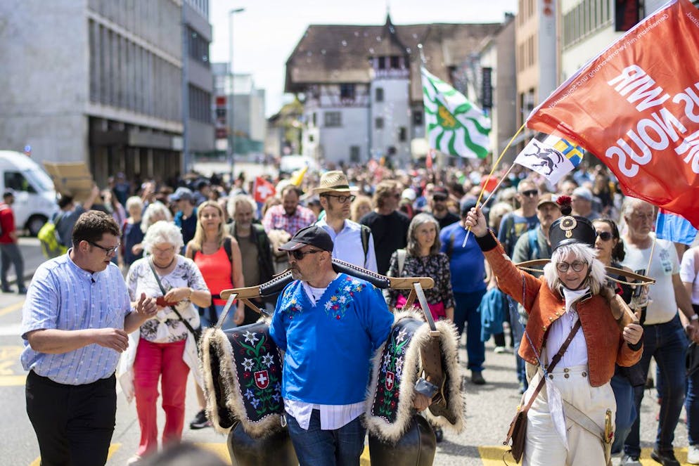 Corona-Skeptiker bewegen sich bei einem nicht bewilligten Demonstrationsumzug gegen die Corona-Massnahmen und Maskenpflicht durch Aarau, aufgenommen am Samstag, 8. Mai 2021. (KEYSTONE/Ennio Leanza)
