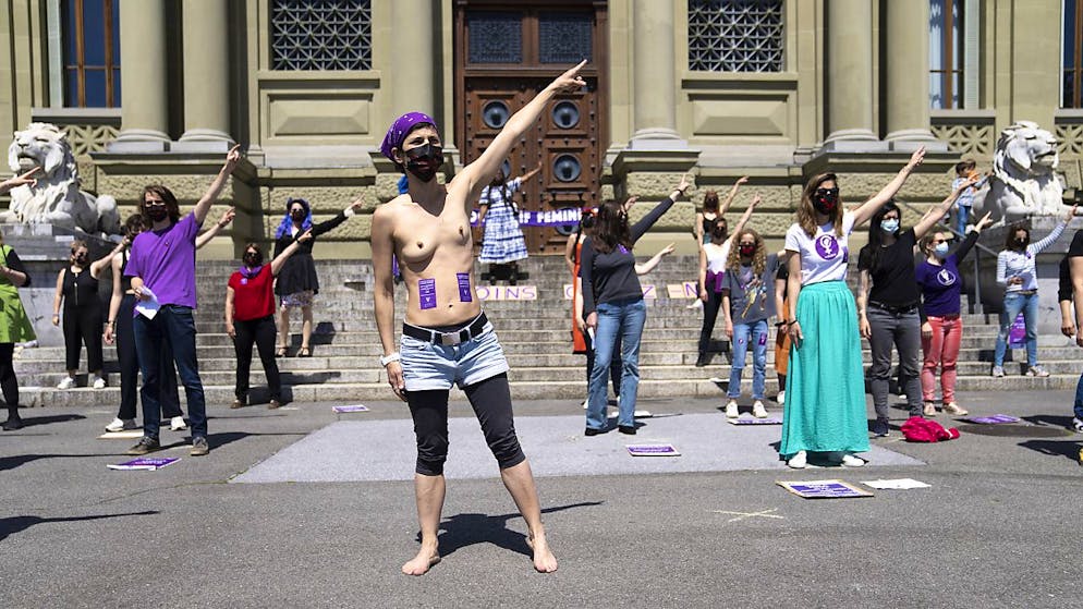 Grève féministe: des actions contre la «justice patriarcale» - Gallery. Réunies devant le tribunal de Montbenon, elles ont écouté des lectures de témoignages et participé à une "flash mob".
