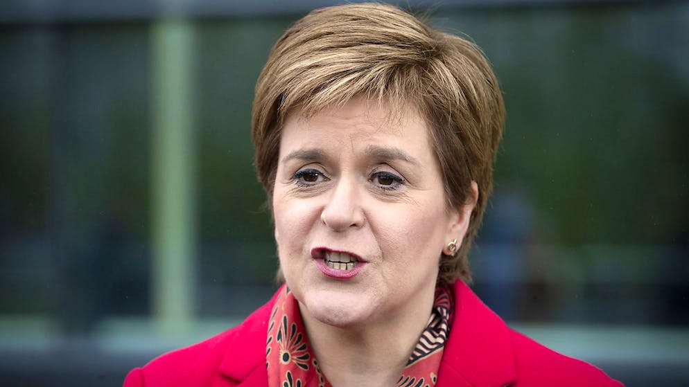 Nicola Sturgeon, Erste Ministerin von Schottland und Vorsitzende der Schottischen Nationalpartei (SNP), spricht nach der Wahl zum Regionalparlament in Schottland vor der Emirates Arena. Foto: Jane Barlow/PA Wire/dpa