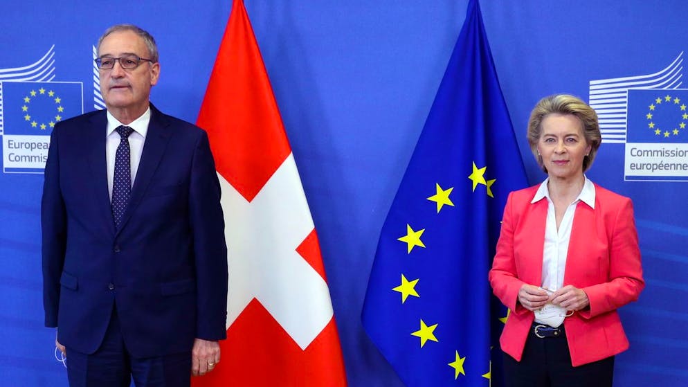 epa09154269 European Commission President Ursula Von der Leyen (R) and Swiss President Guy Parmelin pose prior to a meeting at the European Commission building in Brussels, Belgium, 23 April 2021. EPA/FRANCOIS WALSCHAERTS / POOL