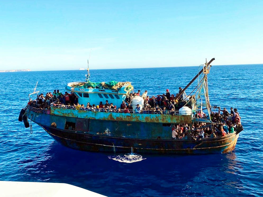 L'un des deux bateaux avec un total de 415 migrants à bord, à Lampedusa, Italie, le 9 mai 2021.