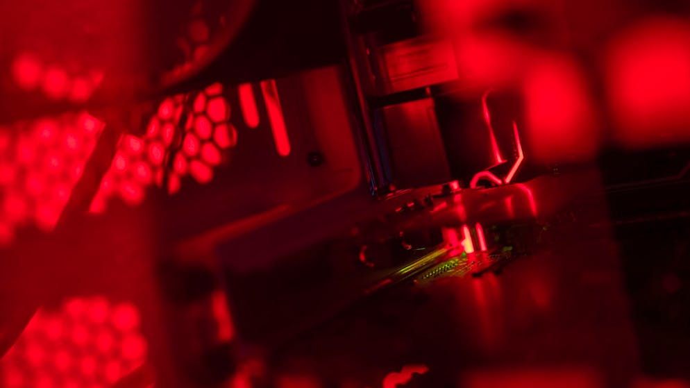Attacken mit Erpressungs-Trojanern haben in den vergangenen Jahren mehrfach für Schlagzeilen gesorgt. Allein 2017 legte «WannaCry» neben den Computern vieler Privatleute unter anderem Computer in britischen Krankenhäusern sowie Fahrplan-Anzeigen der Deutschen Bahn lahm.
