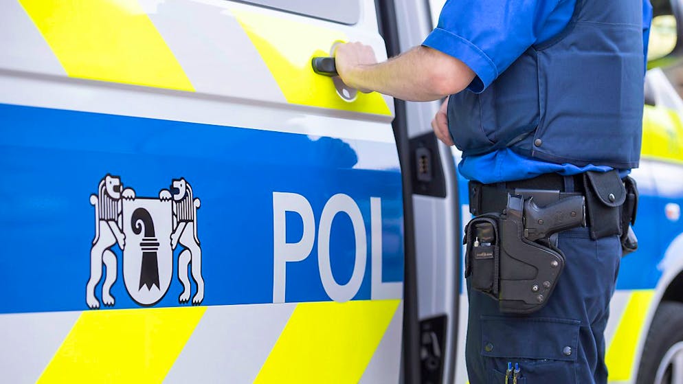 Bei einer Massenschlägerei am Rhein sind in der Nacht auf Sonntag vier Personen zum Teil lebensgefährlich verletzt worden. Mehrere Polizeipatrouillen waren im Einsatz. (Archiv)