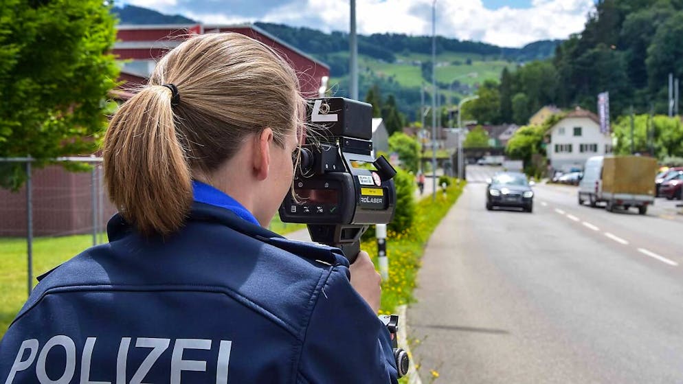 Die Kantonspolizei St. Gallen bei einer Geschwindigkeitskontrolle.