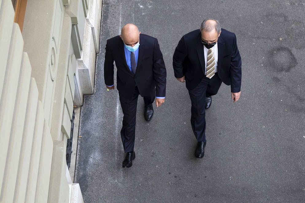 Bundespraesident Guy Parmelin, rechts, und Bundesrat Alain Berset kommen zu einer Medienkonferenz des Bundesrates zur aktuellen Lage im Zusammenhang mit dem Coronavirus, am Mittwoch, 28. April 2021, in Bern. (KEYSTONE/Peter Klaunzer)
