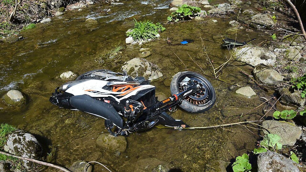 Der 23-Jährige war mit seinem Motorrad von der Wildhausstrasse abgekommen und in den Bach Simmi gestürzt.