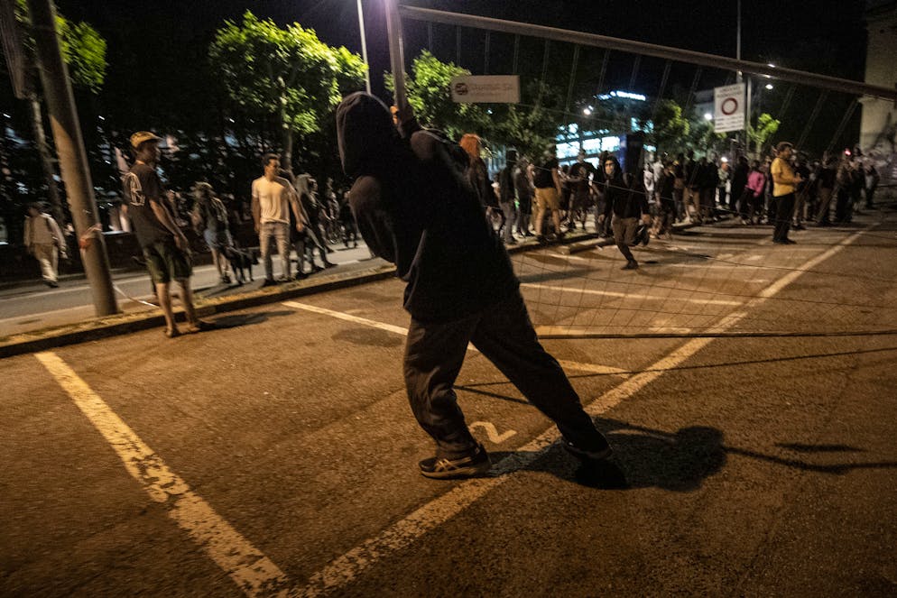 Lugano: manifestazione contro l'avvenuto sgombero e demolizione dell'ex Macello sede del CSOA il Molino. Nella foto i manifestanti abbattono simbolicamente le transenne della polizia davanti alle macerie del Molino.
© Ti-Press / Pablo Gianinazzi