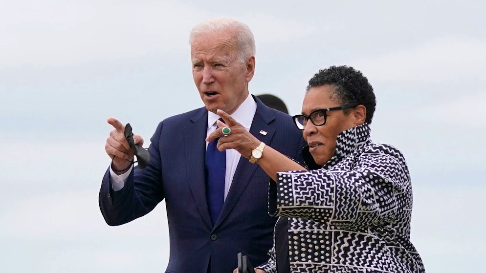 US-Präsident Joe Biden (l) an der Seite von Marcia Fudge, Ministerin für Wohnungsbau und Stadtentwicklung in Oklahoma. Auf den Tag genau 100 Jahre nach einem Massaker an Schwarzen in der Stadt Tulsa hat Biden die Amerikaner zur Auseinandersetzung mit dem Rassismus in der Geschichte ihres Landes aufgerufen.