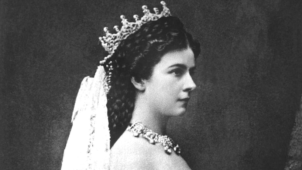 Die österreichische Monarchin im Krönungsornat als Königin von Ungarn (Aufnahmedaten unbekannt).