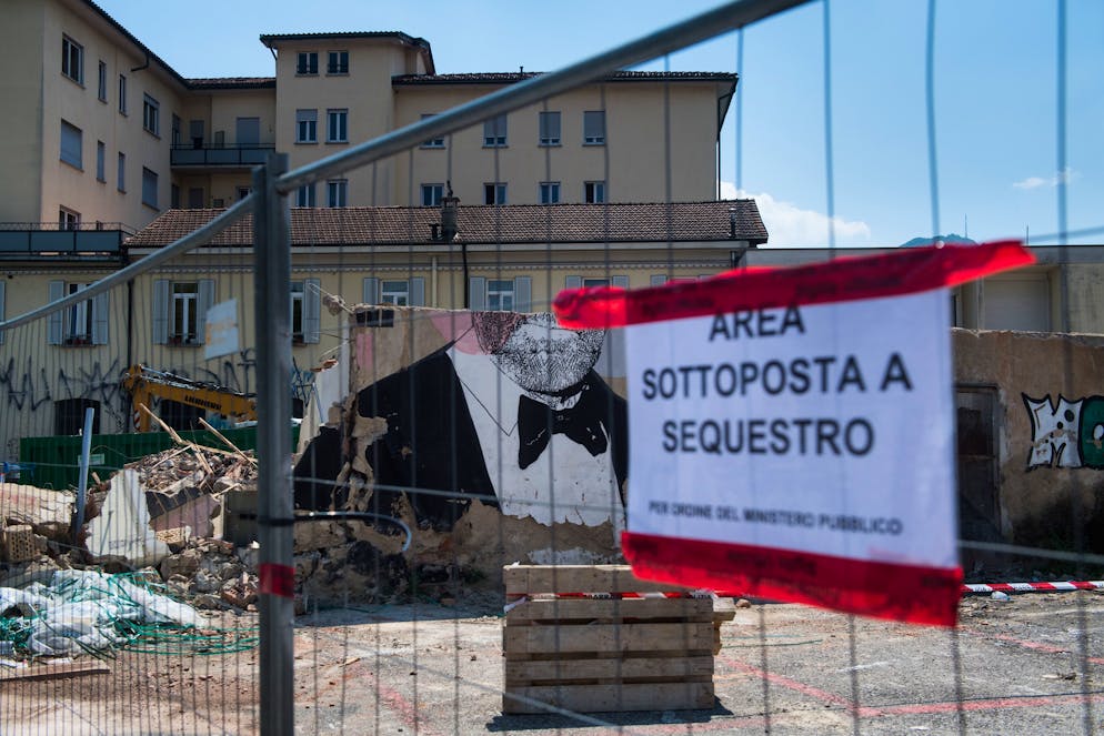 Lugano: parziale demolizione ex Macello, sede CSOA Il molino. Nella foto il cantiere posto sotto sequestro per ordine del Monistero Pubblico a seguito di una denuncia per la demolizione di parte del'ex macello, sede CSOA Il Molino.
© Ti-Press / Alessandro Crinari
