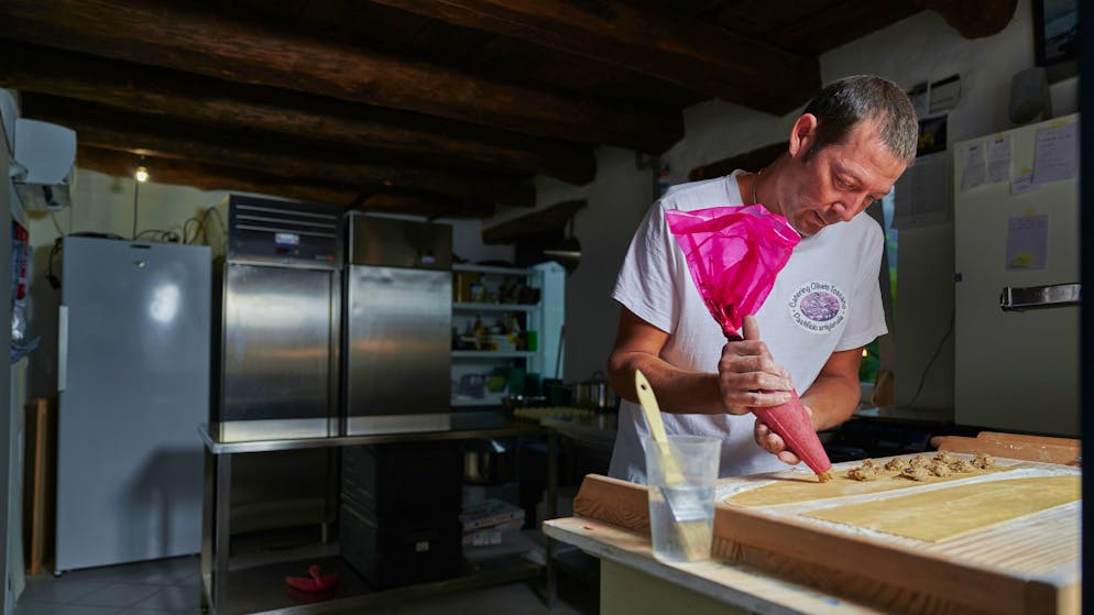 Produktion von Steinpilz-Ravioli mit anschliessendem Schockfroster. Bei Olaf Baumann, Pastificio Artigianale, bei der Produktion von Teigwaren, Hamburger, Ravioli und Gnocchi in Breno / Tessin. Eine Geschichte der Schweizer Berghilfe im Jahr 2020.